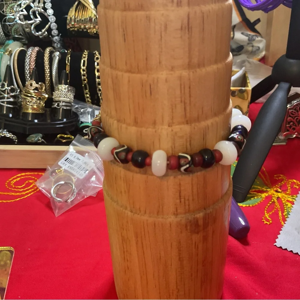 EUC,  Elegant Multicolor Beaded Bracelet - Picture 5 of 9